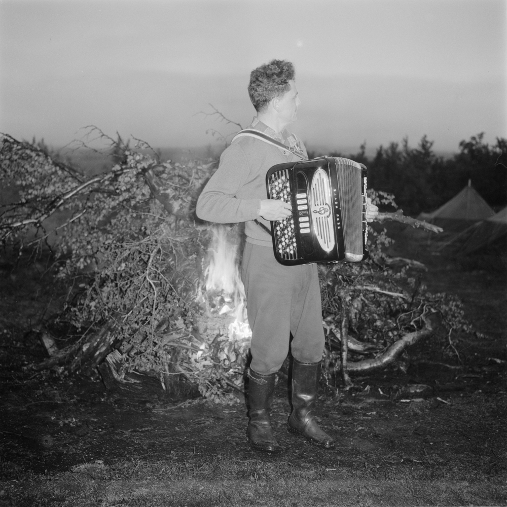 Elever på Børgefjellskolen. Mann som spiller trekkspill ved bålet.