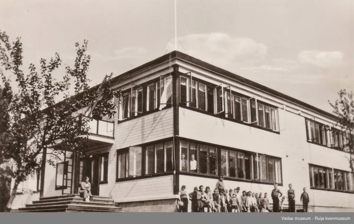 Soltun feriekoloni Skippagurra ca 1933. Med barn oppstilt foran og voksne på trappa og i vinduet.