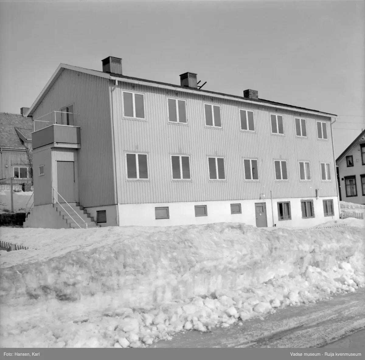 Eldrehjemmet Alders hvile i Vadsø, krysset Nyborgveien 35 -Esbensensgate,  vinteren 1964. Bygget er oppført tidlig 50-tall og har senere  vært benyttet bla til elevboliger, husmorskole, leiligheter for flyktninger