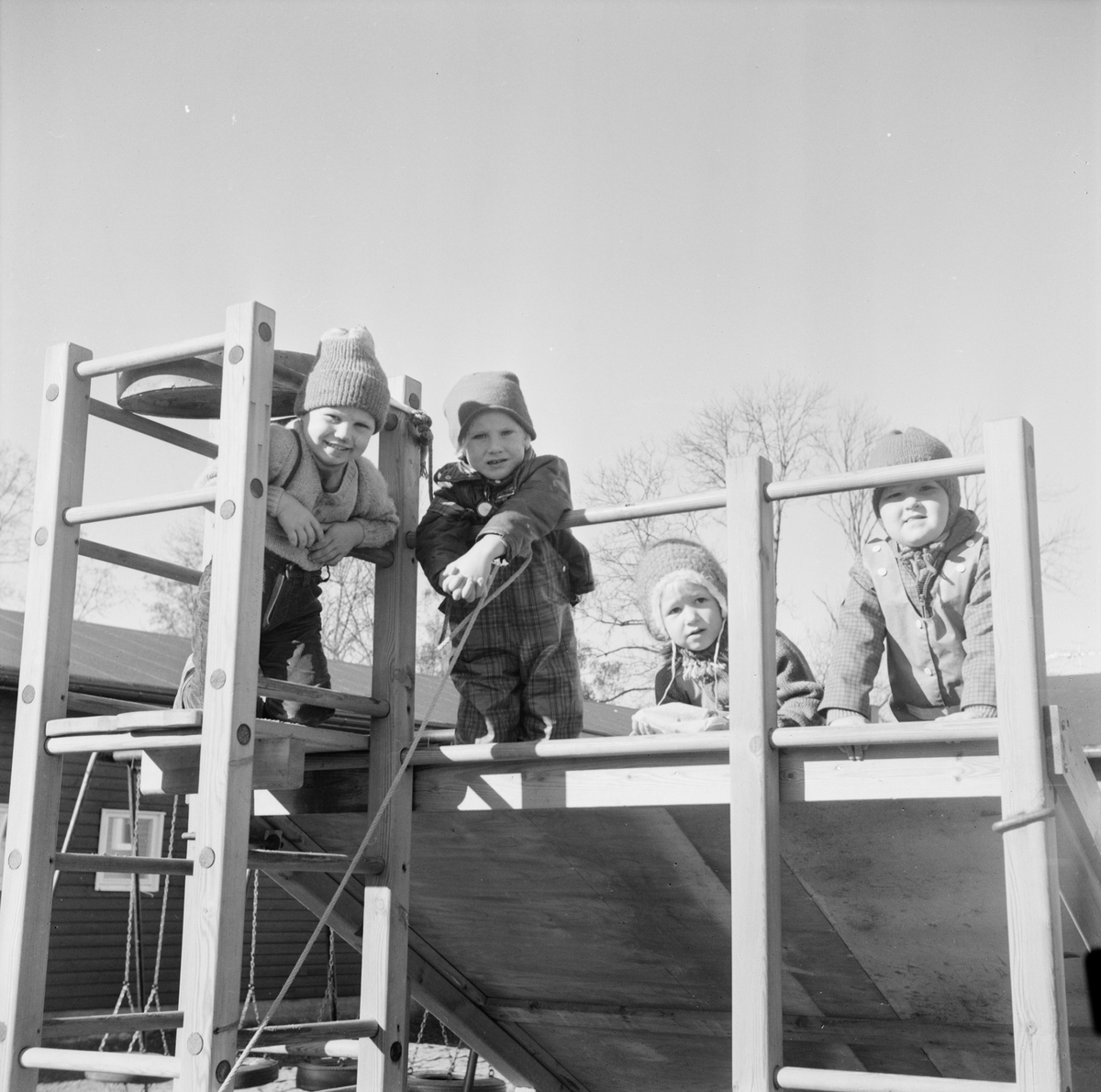 Barn på lekplats, Tierp, Uppland 1971