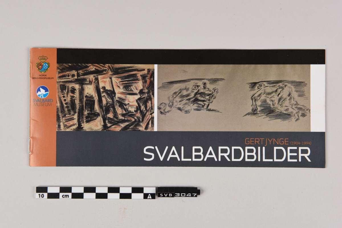 Hefte med flere ark glanset papir, trykt tekst, bilder og logoer. Arkene er stiftet sammen. Logoene er fra Norsk Bergverksmuseum og Svalbard Museum.