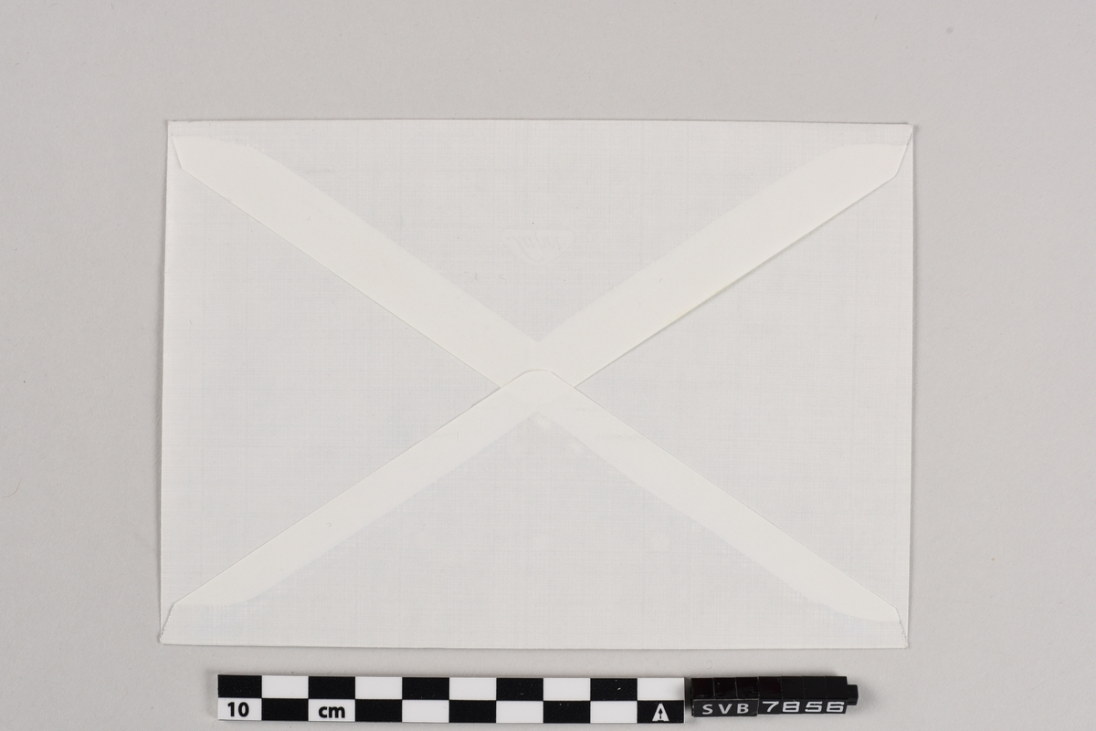En lomme laget av cremehvitt papir med to stempelavtrykk, et frimerke og håndskreven navn og adresse på framsiden.
