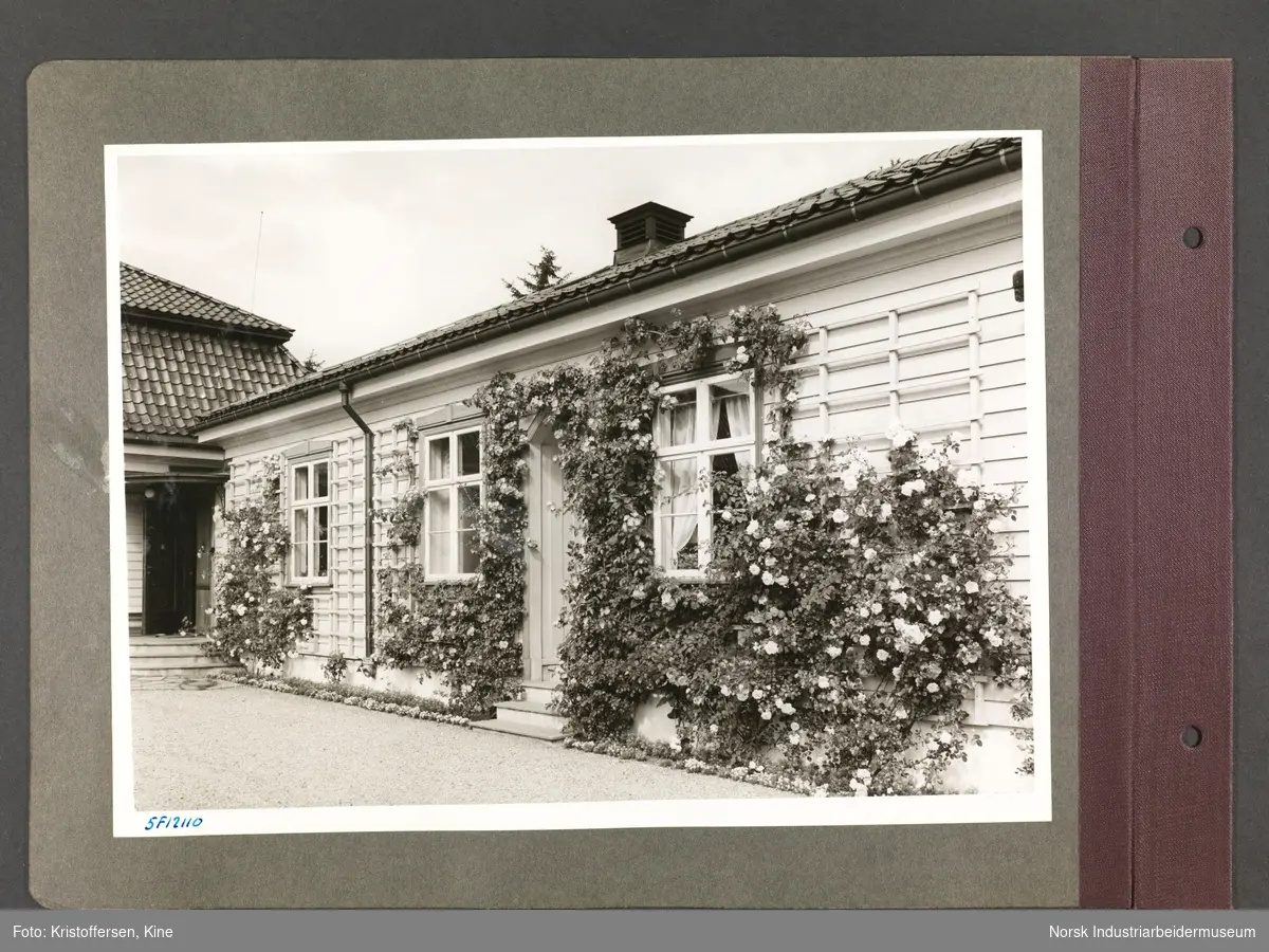 Fotoalbum med 48 sider og 51 innlimte fotografier fra Norsk Hydro på Herøya.