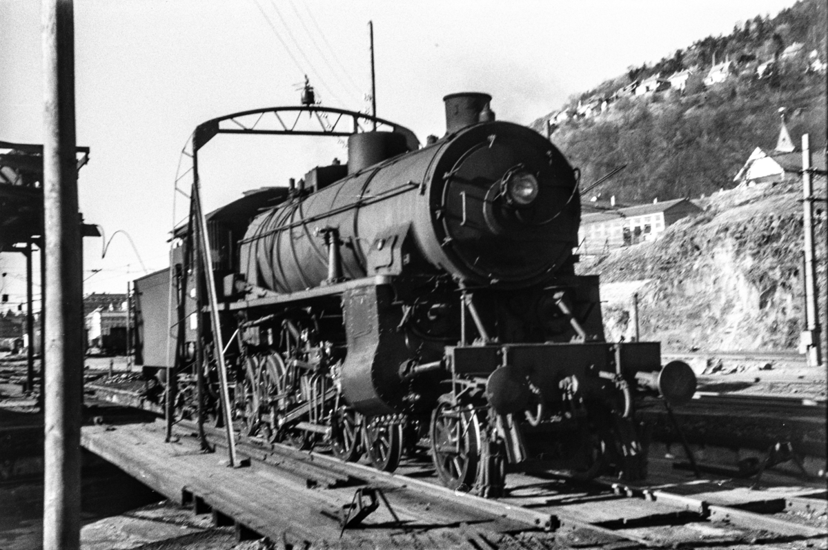 Damplokomotiv type 31b nr. 419 på svingskiven på Bergen stasjon.
