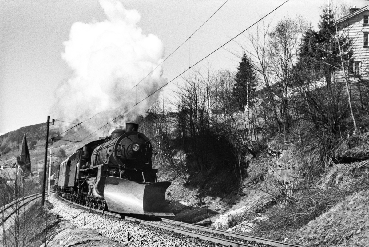 Damplokomotiv type 31b nr. 429 med ekstratog retning Ål. tog 7650, i anledning hjemreisen 2. påskedag.
