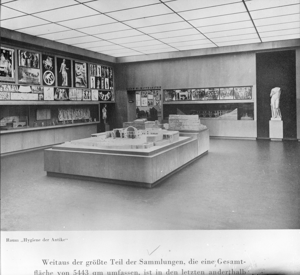 Interiör från utställningshallen.
Från den internationella hygien-utställningen i Dresden 1930-31.