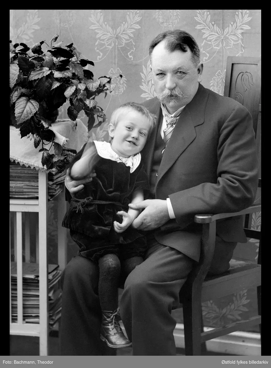 Hans Mathisen (1853-1943) med hans dattersønn Brynjulf Bachmann F.1913 på fanget. Hans Mathisen var far til Marie som var gifte med Theodor Bachmann (fotograf). Ca. 1917.