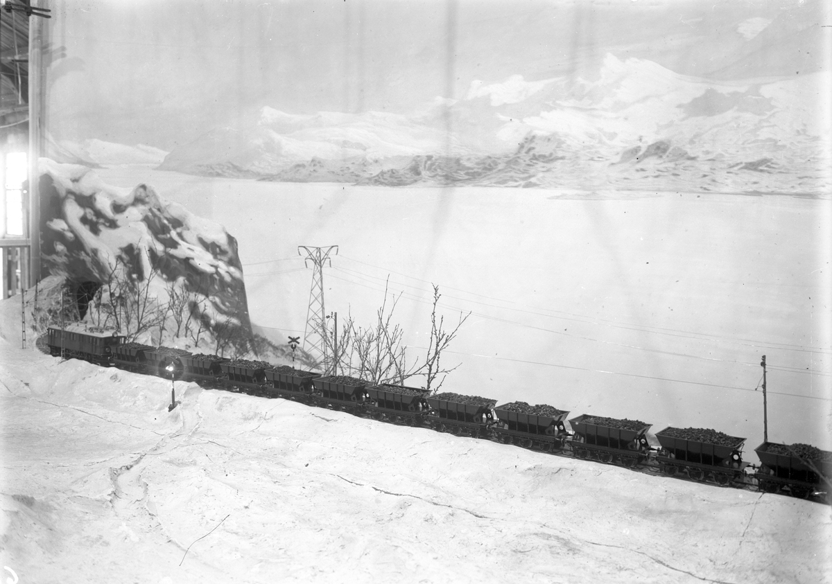 Statens Järnvägar deltog i den internationella utställningen för turism och vattenkraft i Grenoble 1925 med bland annat en modelljärnväg.
Ellok, godsvagnar, kontaktledning, järnväg, kraftledning och tunnel och snö går att se på denna modellbild.