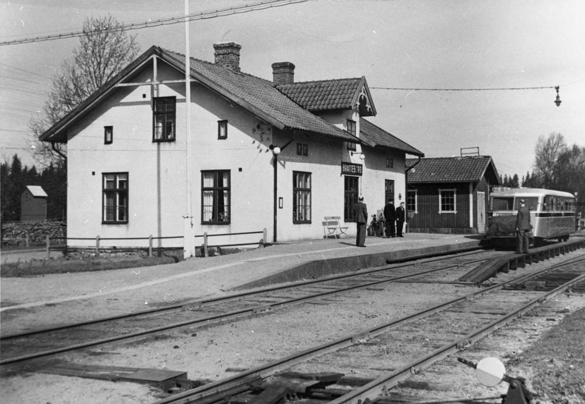 Bratteborg järnvägsstation. På spåret syns en Hilding Carlsson motorvagn tillhörandes Halmstad-Nässjö Järnväg, HNJ.
