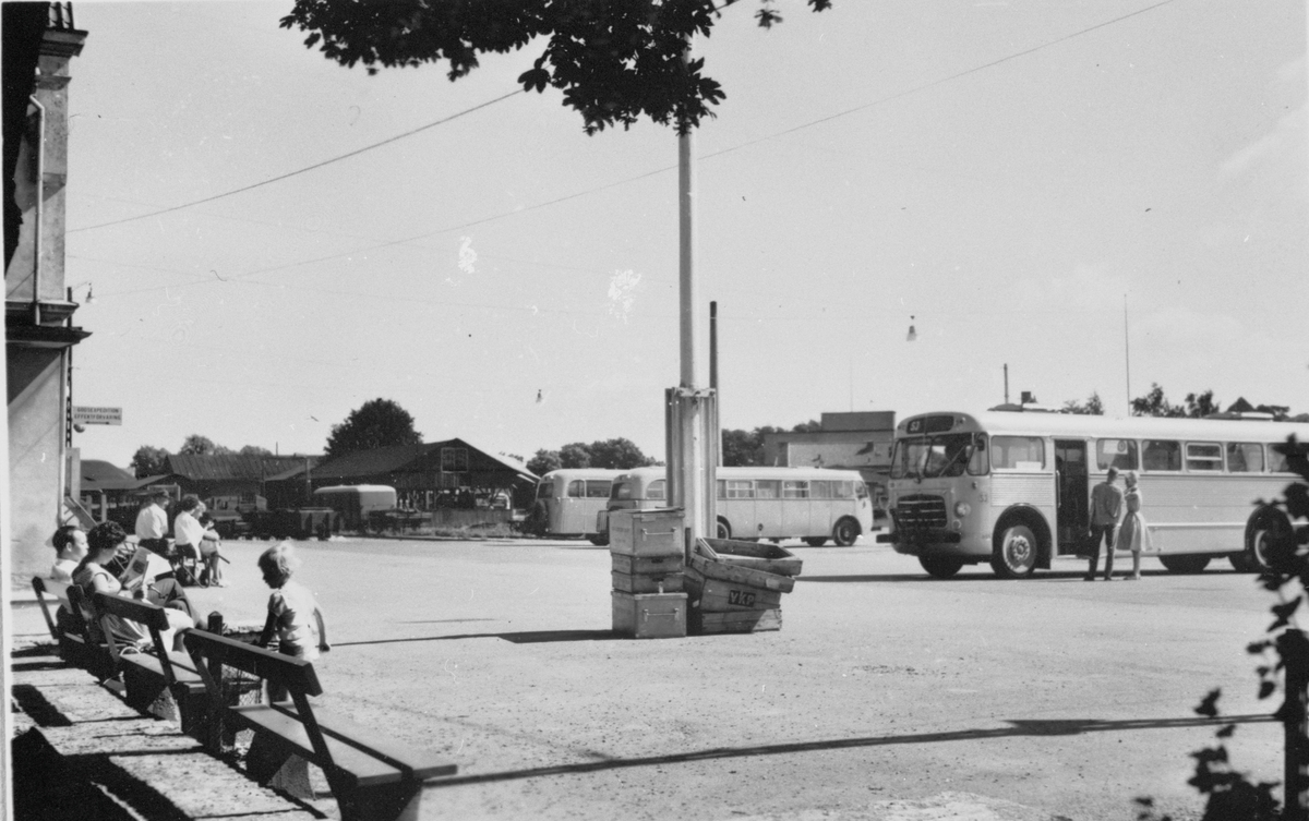 Busstorg vid Visby station. På bilden syns SJ rälsbussar.