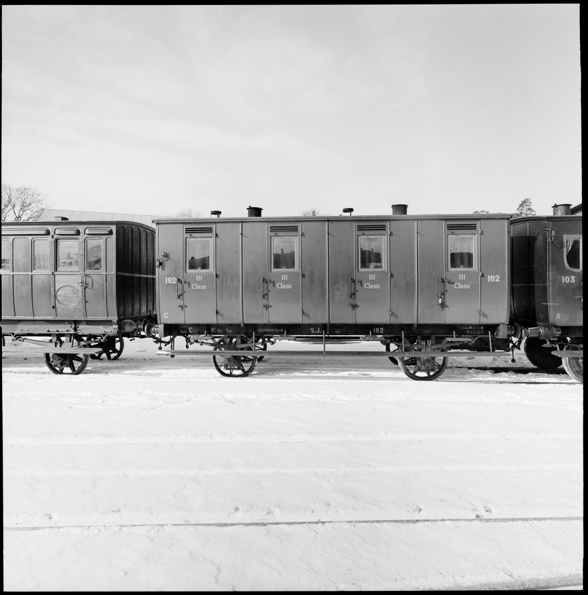 Tredjeklass personvagn, sittvagn, SJ C nr 182 av Statens Järnvägars andra typ. Vagnskorg av trä målad i rödbrun kulör med gul märkning. 
En helt öppen avdelning med soffor uppställda motstående varandra på kupévis, var och en avsedd för fem resande. Varje soffpar har en egen ingång från sidan. Bagagehyllor av trä med järnkonsoler tillkomna efter 1872.
Vagnen uppvisar en karaktär som är mycket nära original. Buffertar, koppel, draginrättning och lagerboxar av 1874 års modell. Vagnen försågs med ett tunt lackskikt på 1950-talet, och märkningen gjordes om i originalutförande. Invändigt har sofforna sannolikt målats om, varför tonen är något mörk.