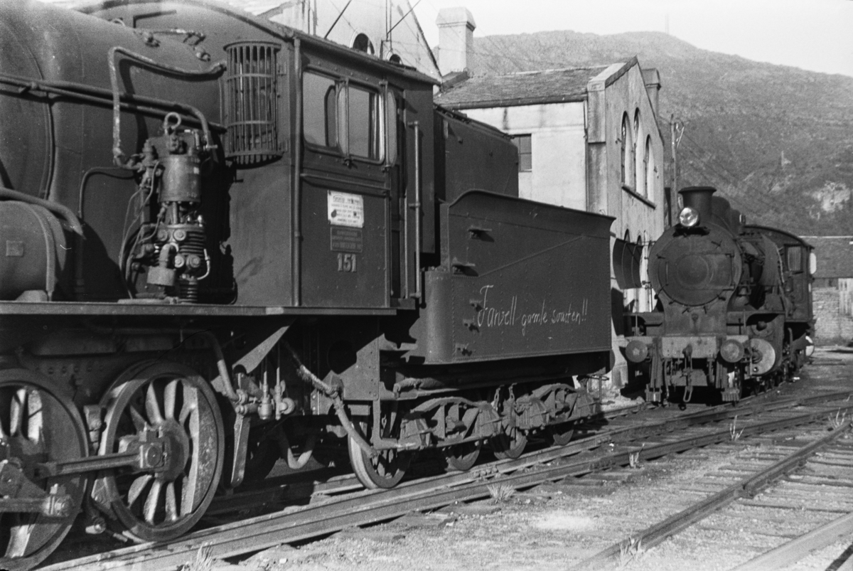 Utrangert damplokomotiv type 28b nr. 151 på Sjøsporet ved lokomotivstallen på Bergen stasjon.