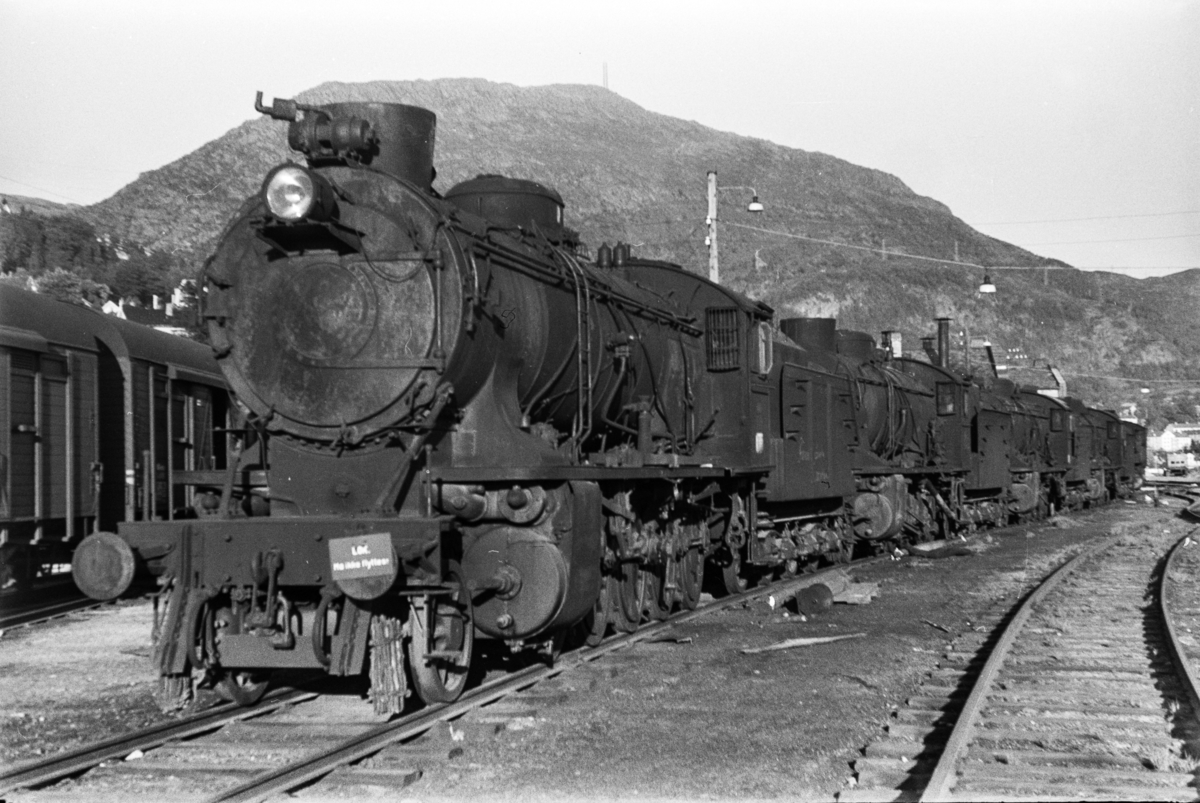 Utrangerte damplokomotiver type 28b og 39a på Sjøsporet ved lokomotivstallen på Bergen stasjon, nærmest type 39a nr. 166.