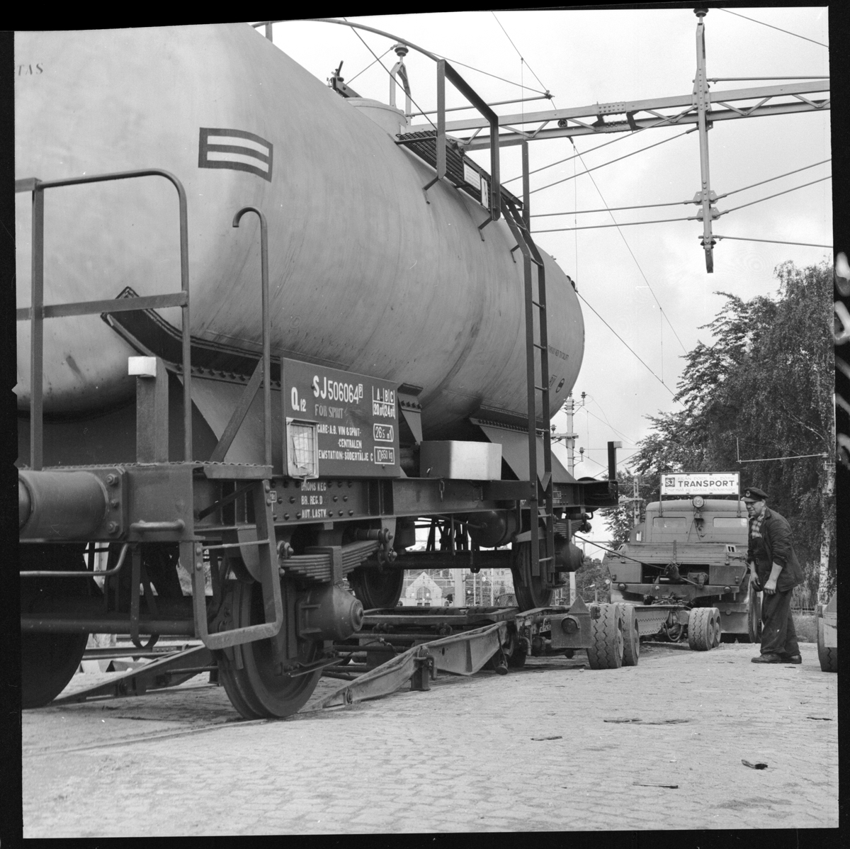 Statens Järnvägar, SJ Q12 506064 tankvagn.  Vagnbjörn med dragfordon. Lastning av tankvagn.