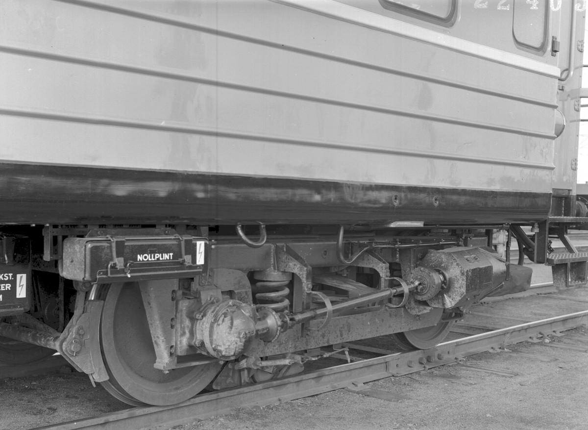 Mätvagn, ”Mauzins mätvagn”, Banverket Qie nr 984 0023. Tillverkad 1958 som SJ So4 nr 4610.
Vagnen är i slitet bruksskick som vid avställningen 1996 och obetydligt ombyggd. Det är en unik specialvagn och välbevarad arbetsmiljö vid järnvägen från slutet av 1900-talet. Vagnen har ett pentry med kylskåp, diskbänk och varmvattenberedare. Det finns även en avdelning med sovplatser. Vagnen var aldrig ombyggd trots lång användningstid. Vagnen avviker mot samtida vagnar genom tre boggier, kortare längd och orange färgsättning. Invändigt äkta känsla från Banverket och även SJ banavdelning. I gott trafikskick vid avställningen.