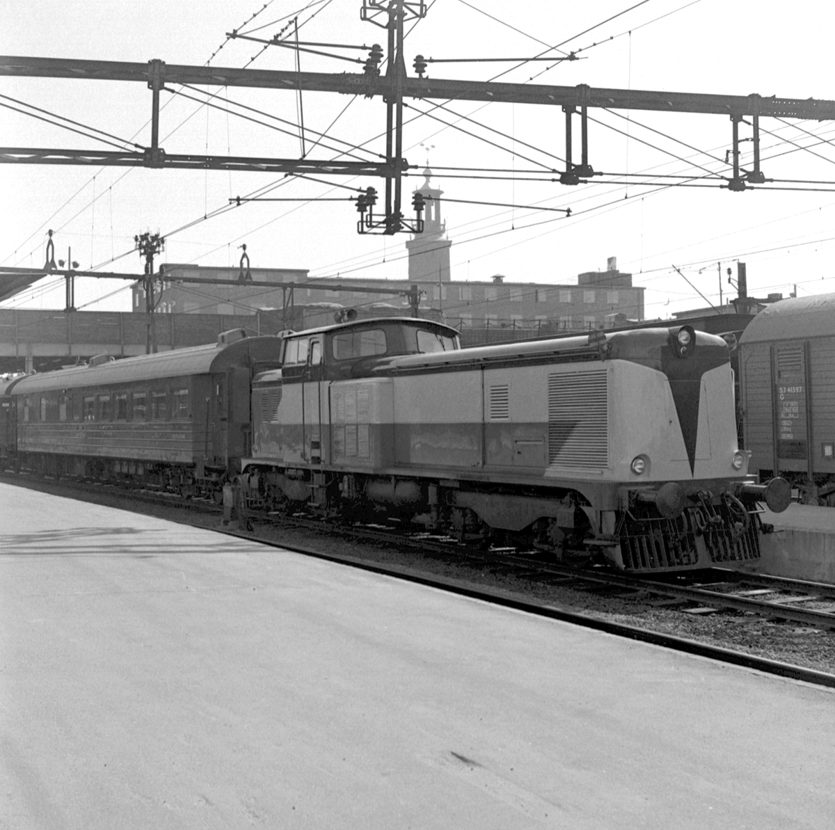 Dieselpneumatiskt lok  Stockholm Nynäs Järnväg SNJ T6 i folkmun "Påfågeln" eller "Papegojan". Motala Verkstads provlok skrotades 1969 endast 10 år gammalt.
Källa: "Nynäsbanan", Kenneth Landgren.
SJ G 41597