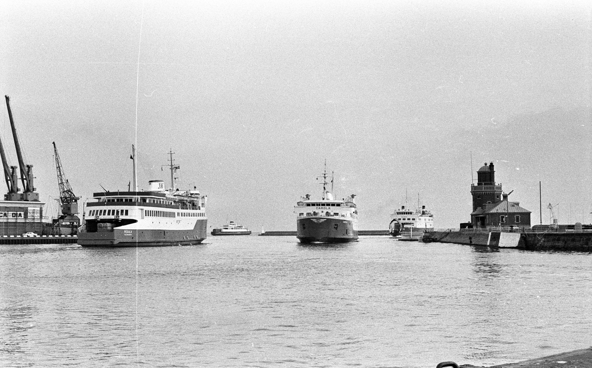 Färjeläge, Helsingborg. Det kombinerade fyr och lotshuset står på Parapeten i Helsingborgs norra hamn. Parapetern är en vågbrytare som har till funktion att skydda hamnen från havets vågor. M/S Regula, till vänster, byggdes 1971 av Jos L Meyer, Papenburg Ems, Tyskland och levererades till Linjebuss International, Helsingborg för att trafikera leden Helsingborg - Helsingör