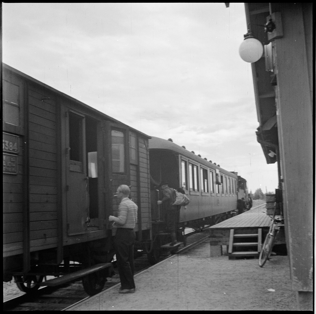 Ett tåg inne vid Luppio station. Statens Järnvägar, SJ F 25384