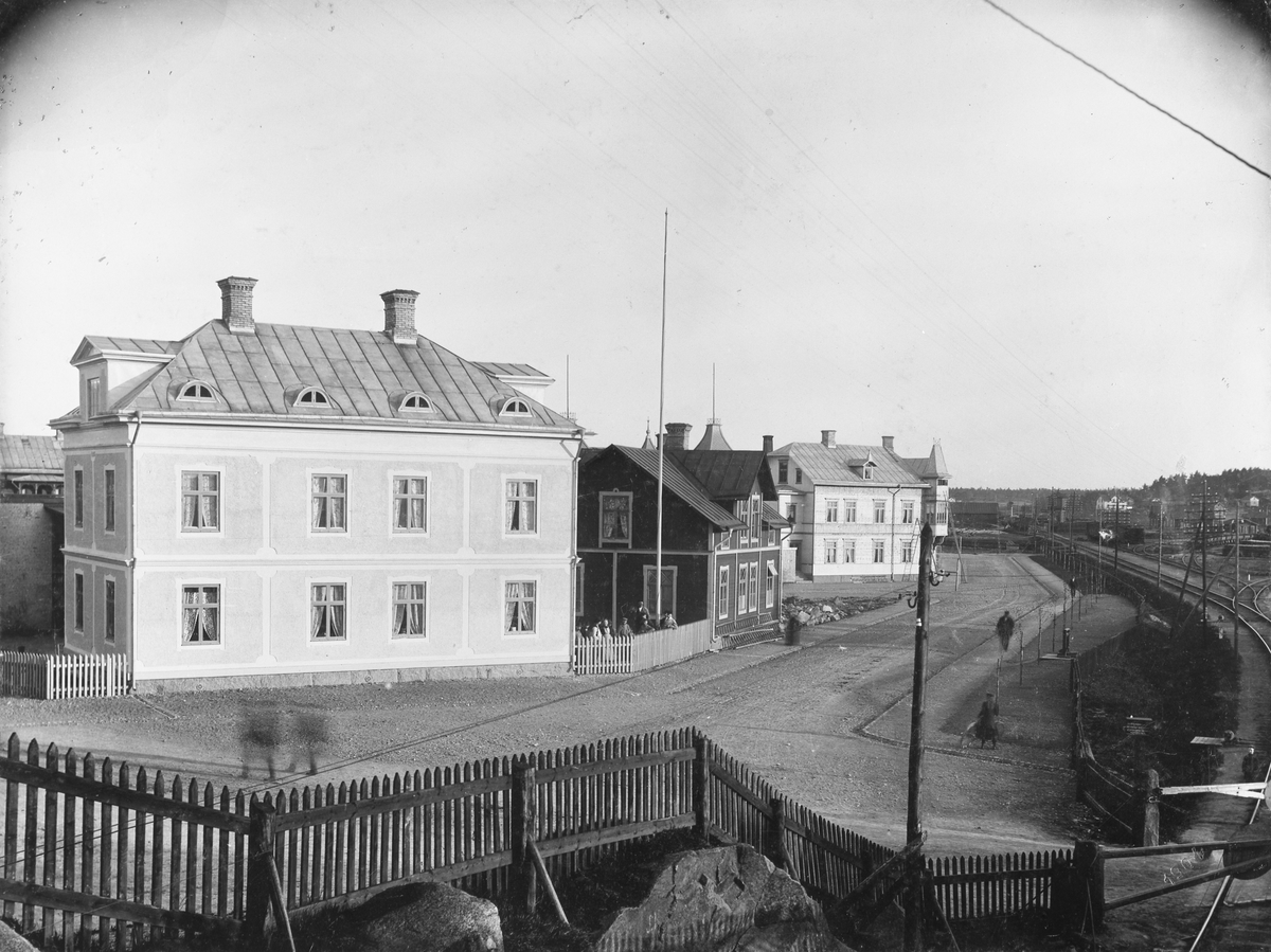 Bostadshus, gata och en del av bangård i Åmål.