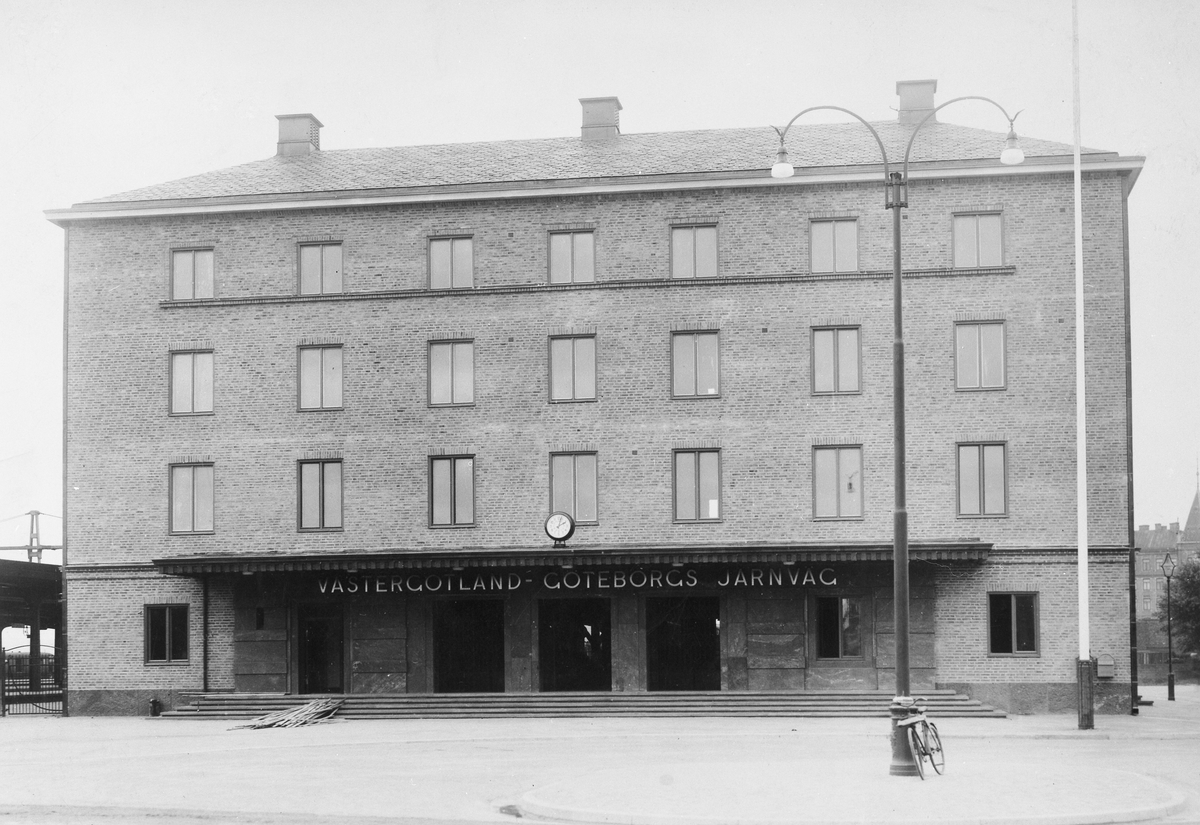VGJ ,Västergötland - Göteborgs Järnväg
Fyravånings stationshus vid Drottningtorget. Sedermera använd som kontorslokaler för SJ