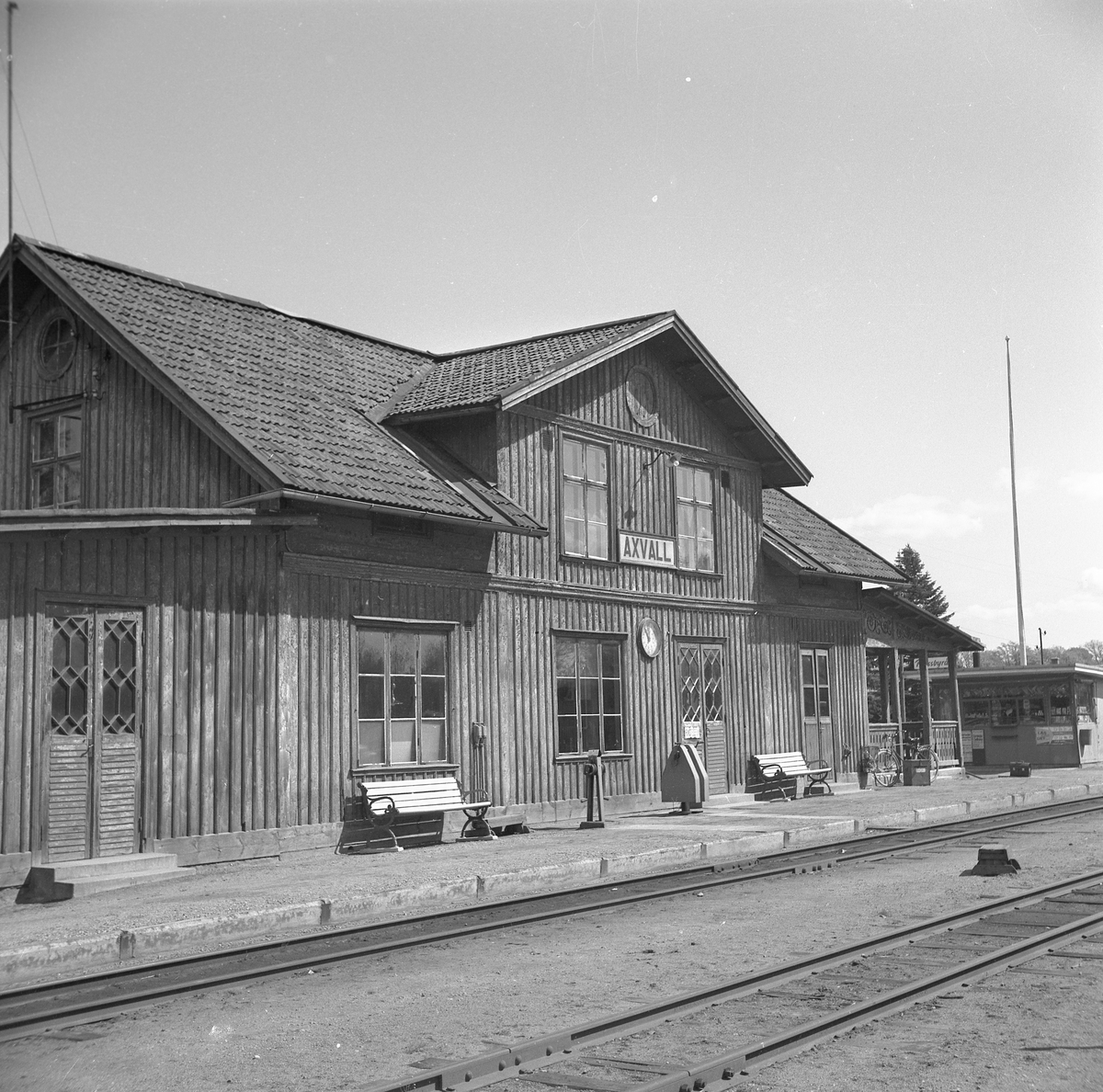 LSSJ , Lidköping - Skara - Stenstorps Järnväg
Stationen anlades 1875. En- och en halv vånings stationshus i trä. Ofullständig växelförregling