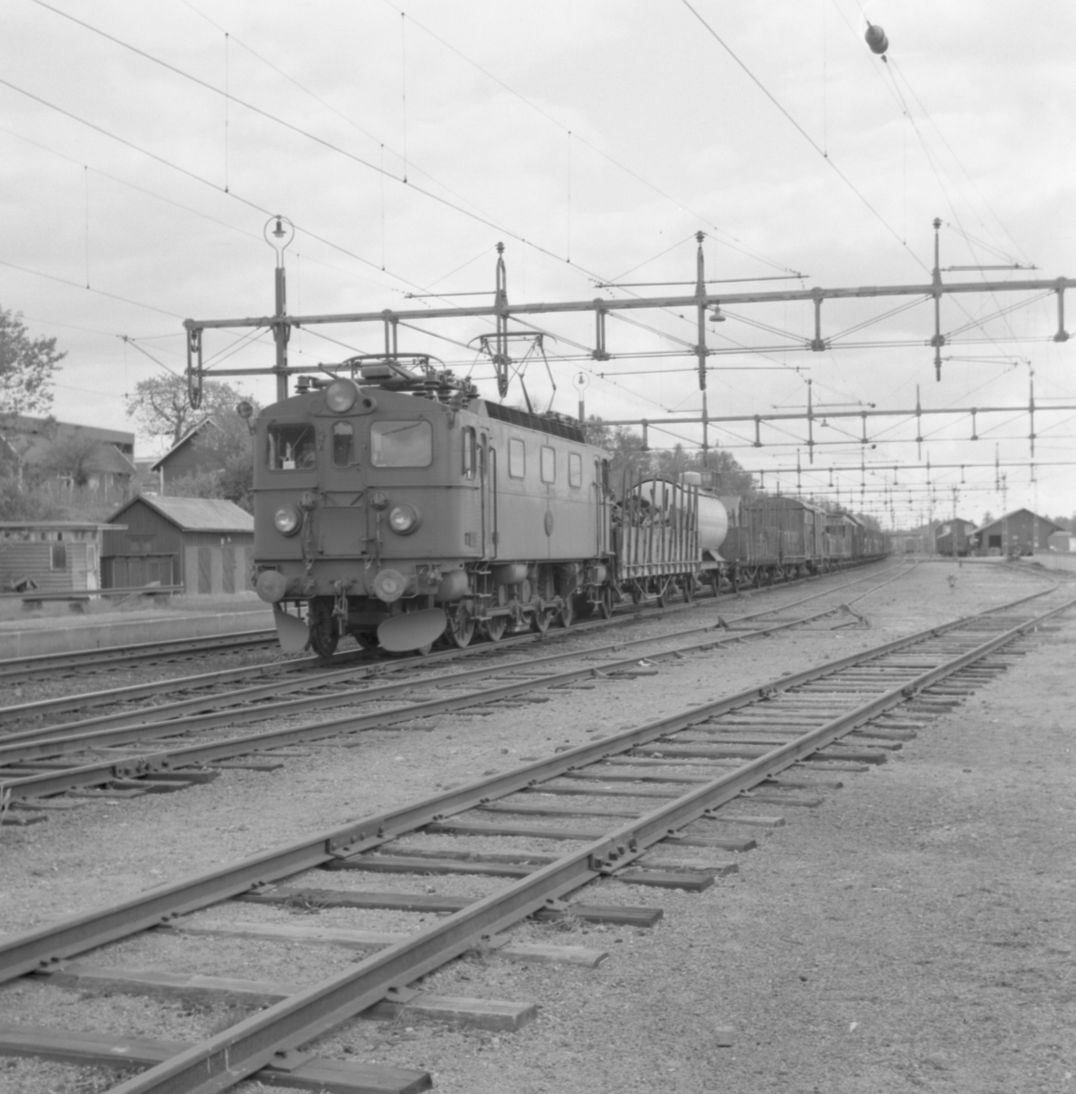 Statens Järnvägar SJ Da 819 med tåg.