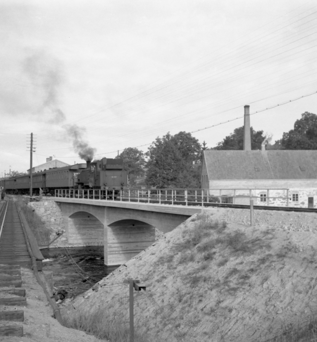 Statens Järnvägar, SJ N3 1597 med tåg över Mörrumsån.