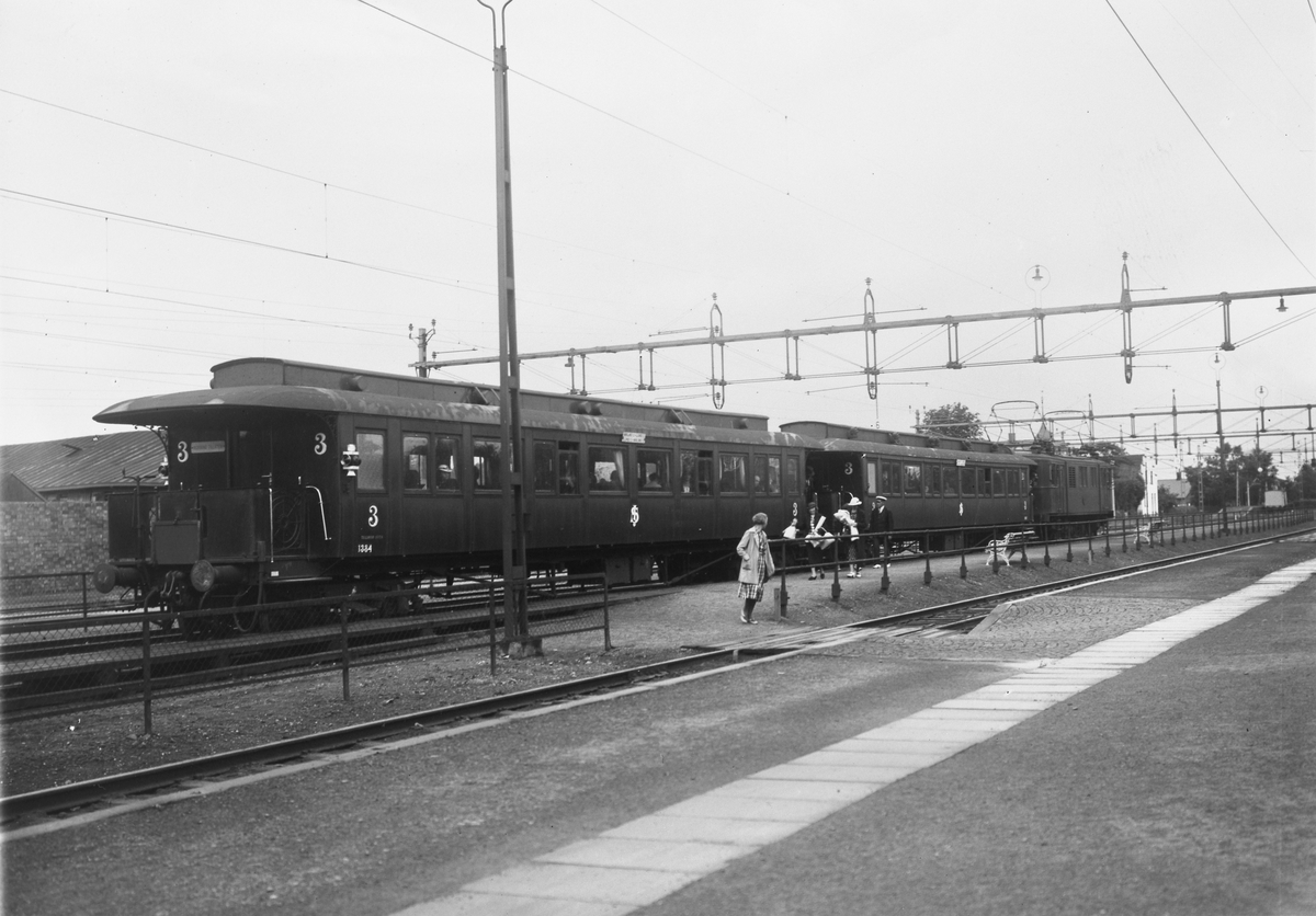 Lokaltåg på sträckan Malmö - Lund draget av SJ D.
Vagnar SJ Co5 1384 närmast och den andra har endast en toalett. Vagnarna byggdes om så 1928 för att gå i lokaltrafiken till Lund. Det var 5 vagnar som fick ett resgodsutrymme i stället för toalett. De återställdes 1939 - 1940.
