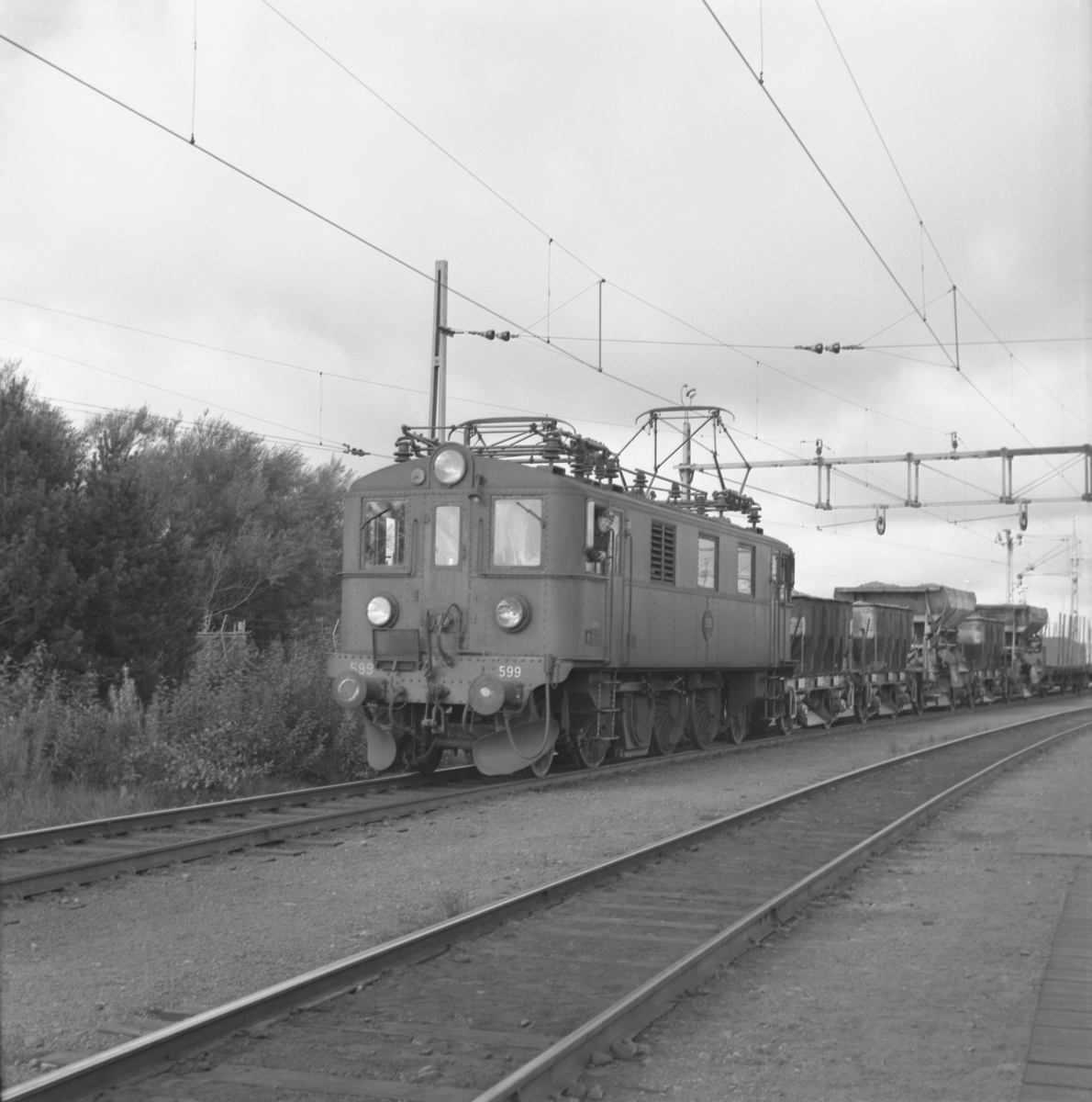 Statens Järnvägar, SJ Du2 559 med tåg.