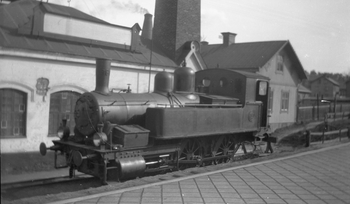 Statens Järnvägar, SJ Ke 960 fick förenklad AGA-belysning 1918 och kom tillbaka till Stockholm från IV distriktet 1921. Denna serie Ke-lok, 958-961, var den första att levereras med skorstenar utan ledskenegnistsläckare. 960 fick aldrig överhettare.
TT