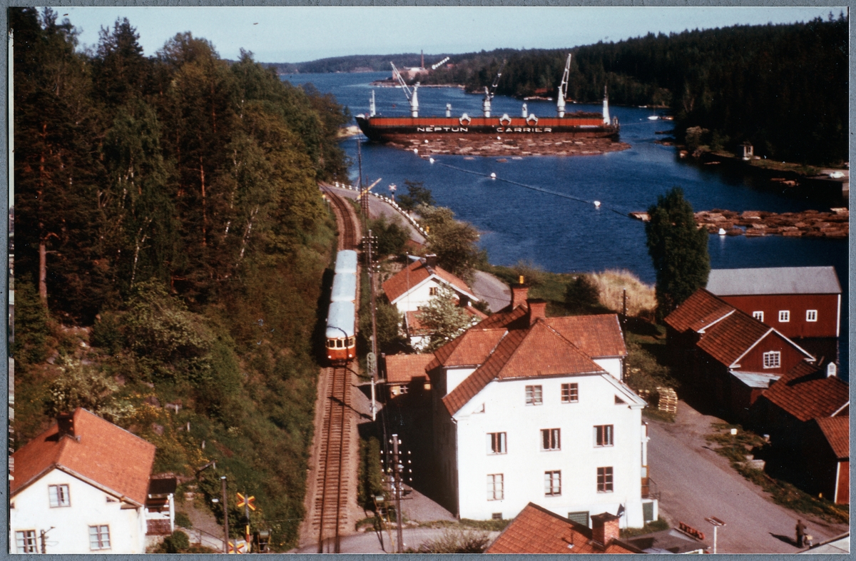 Vy över Verkebäck hamn och smalspåret genom bygden.