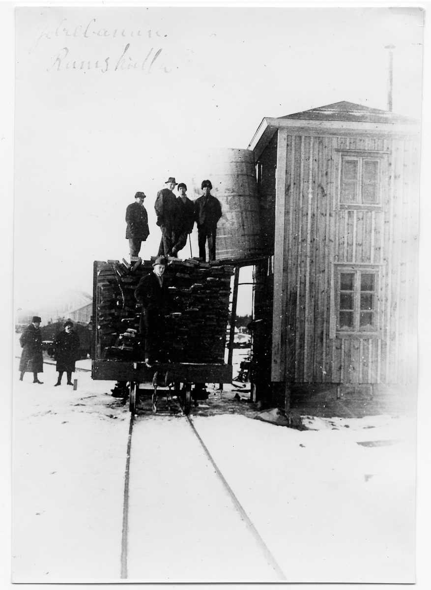 Personalen vid vattentornet under pågående byggarbete i Rumskulla.