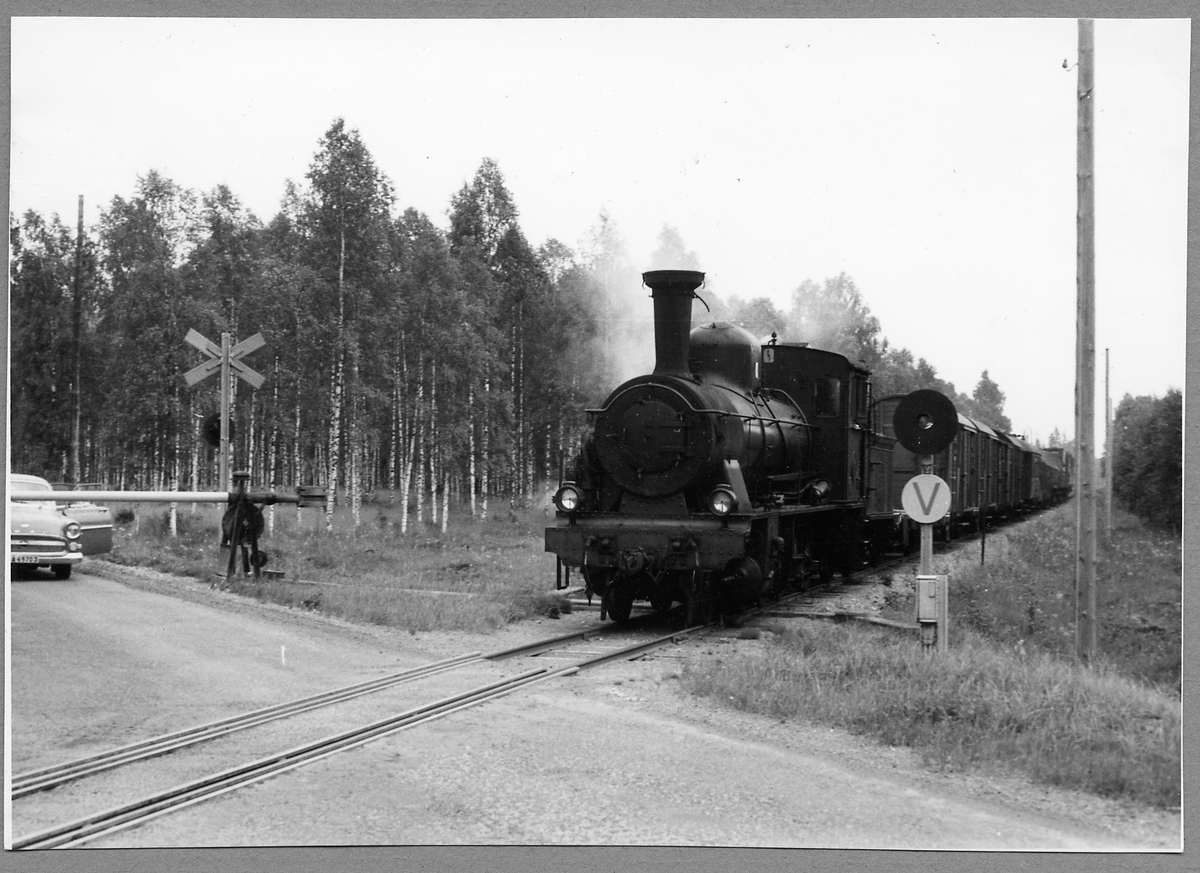Statens Järnvägar, SJ Gp 3041 vid järnvägsövergången strax väster om Näsbykulla station.