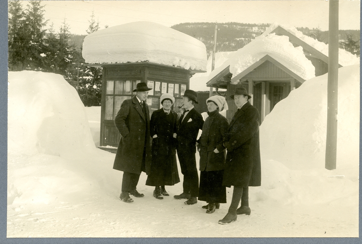 2 kvinner og 3 menn fotografert på Dokka stasjon på Valdresbanen, rundt 1925. Sikkert en skikkelig snøvinter.