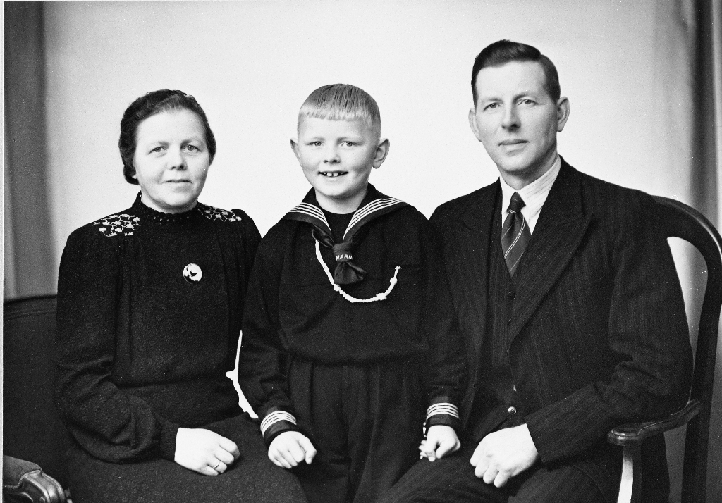 Familien Tegle. Fv. (Hanna Noradine) Nora f. Hetland, Terje Tegle og  Tolleiv Tegle.