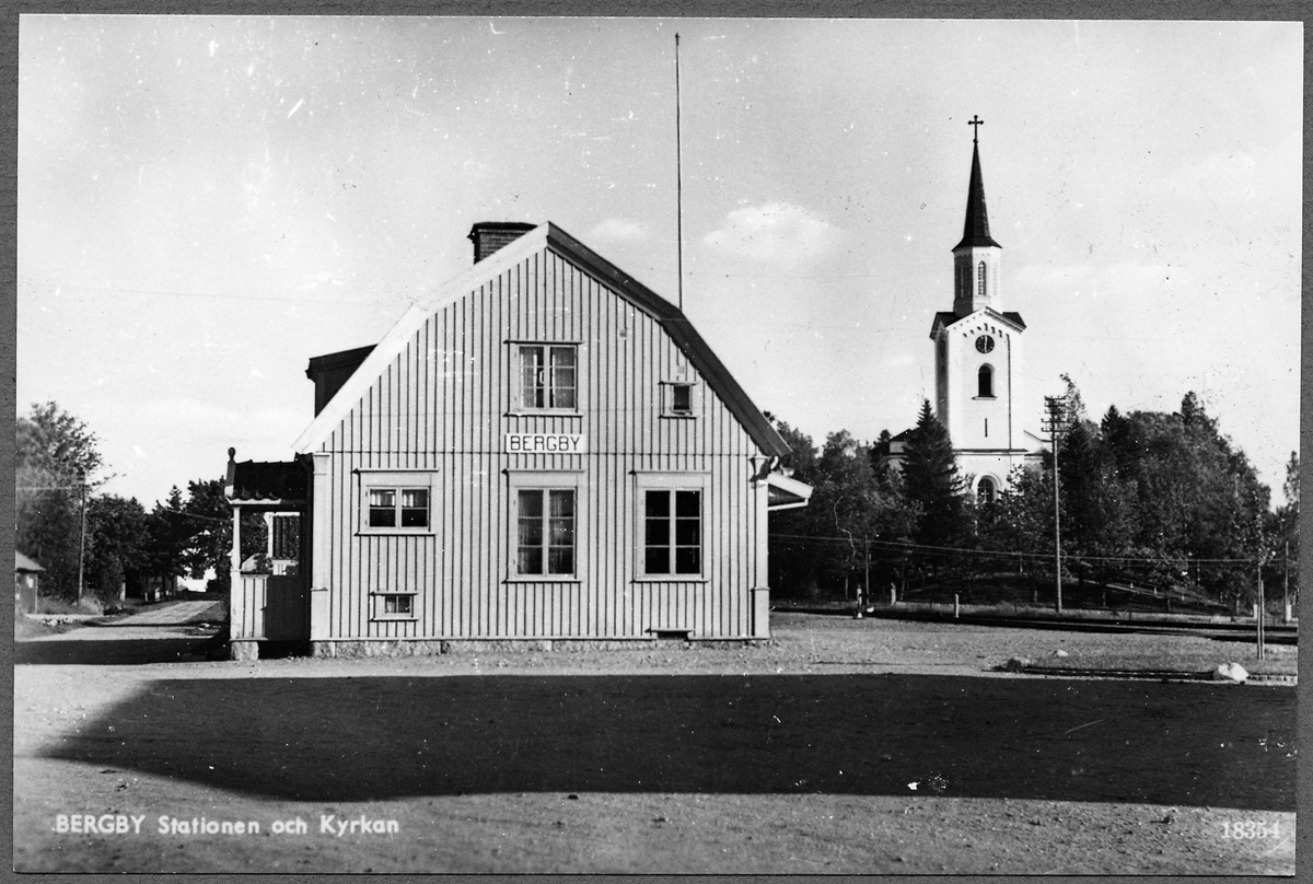 Bergby station och kyrkan. Station öppnad  av Ostkustbanan, OKB 1926 med en- och en halv vånings stationshus i trä. Banan förstatligades 1933. Den elektrifierades 1953. Stationen upphörde 1965.