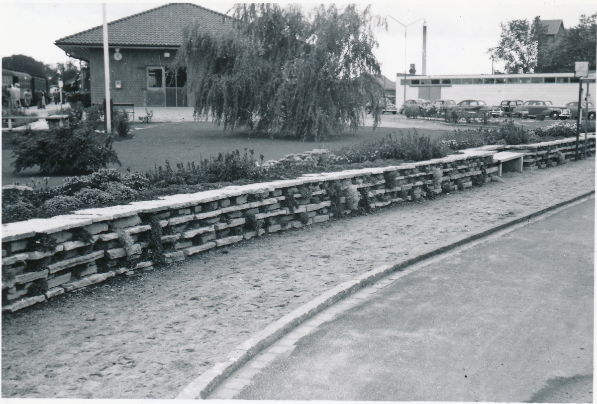 Trädgårdsanläggning vid stationen.
Stationen öppnad 1901 med ett stationshus i trä, som ansågs vara ett provisorium tills banan dragits in till Kristianstad C. Nytt stationshus byggdes dock först 1954-55, varefter det gamla revs.
