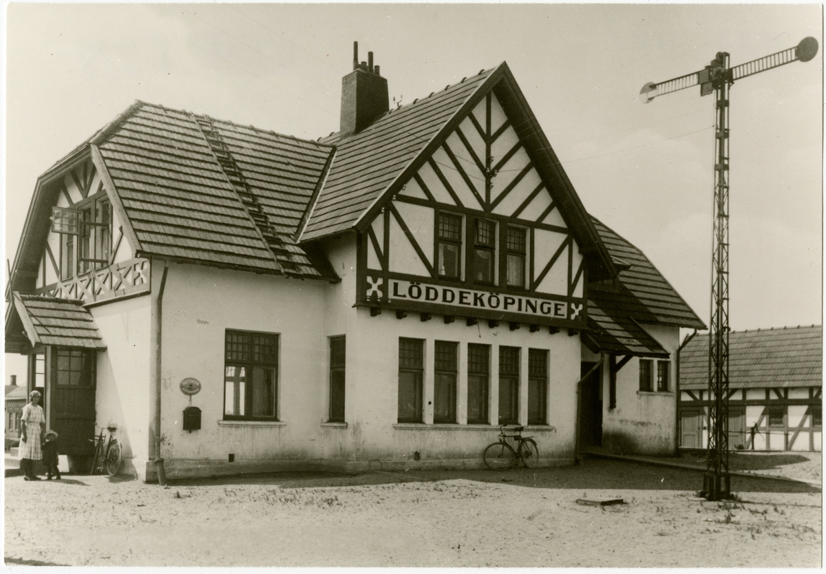 Stationen byggd 1907 av KjBJ .Trafikplats anlagd 1907. En- och enhalvvånings putsat stationshus. Mekanisk växelförregling, kontrollås .
KjBJ ,Kävlinge - Barsebäcks Järnväg
