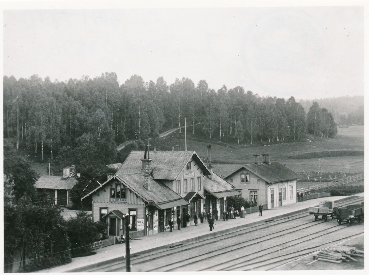 Station öppnad 1866. Tvåvånings stationshus av trä byggt efter Habomodellen. Första stationsföreståndare var P.A. Petersson som var aktiv under tiden 1866-1869. Stationen fick 1932 eldriften. Persontrafiken tog slut 1973. Stationen nedlagd 1990.