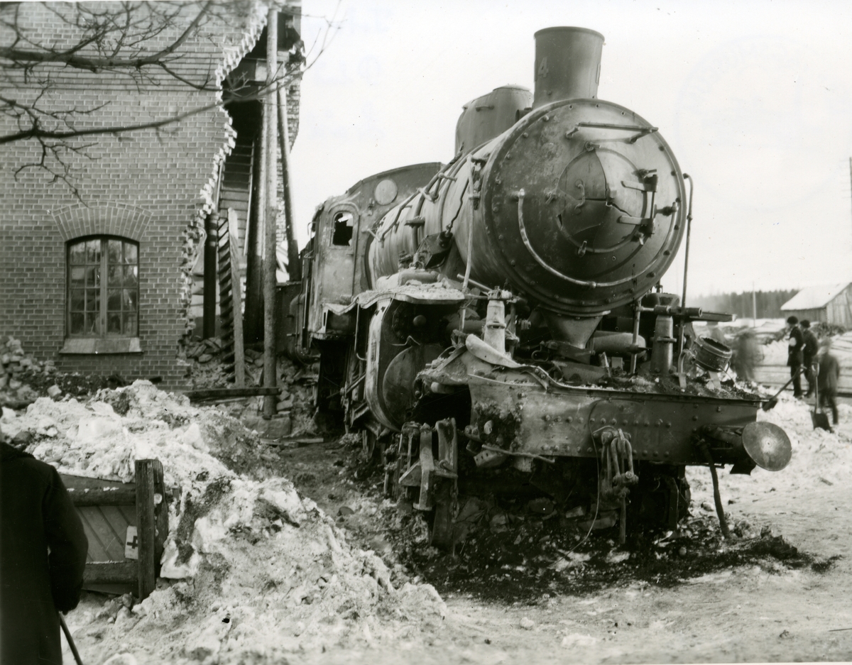 Statens Järnvägar, SJ B 1314. Tågolycka i Holmsveden 1917-02-16. Snälltåg 3048, draget av ånglok SJ B  1324, leddes på grund av en fellagd växel in på ett sidospår och spårade ur.