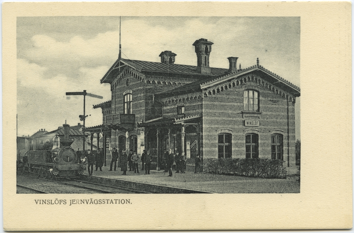 Stationen öppnad 1865. En- och enhalvvånings stationshus i tegel. Huset ritades av arkitekten C Adelsköld. Godstrafiken nedlagd 1990.