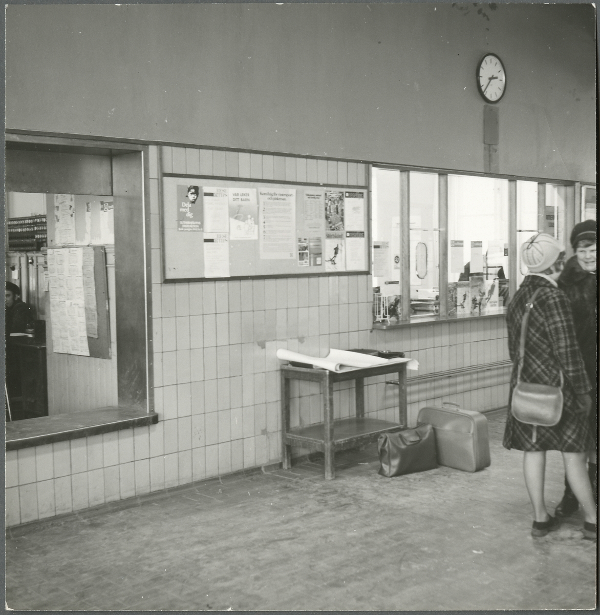 Resande i väntsalen på Nässjö station. I bakgrunden syns resgodsexpeditionen och biljettexpeditionen.