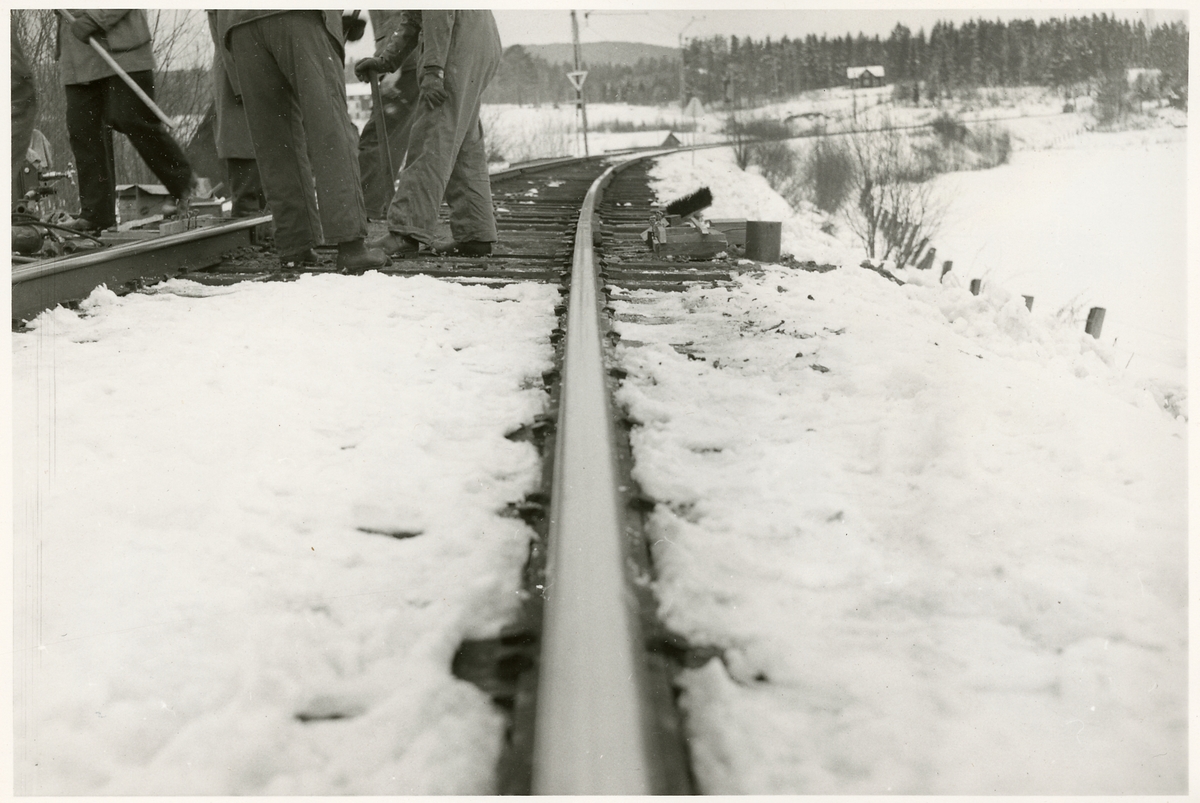 Banarbete efter urspårning av tåg 93, Nordpilen, på sträckan mellan Simeå och Undersvik 1956-03-27.