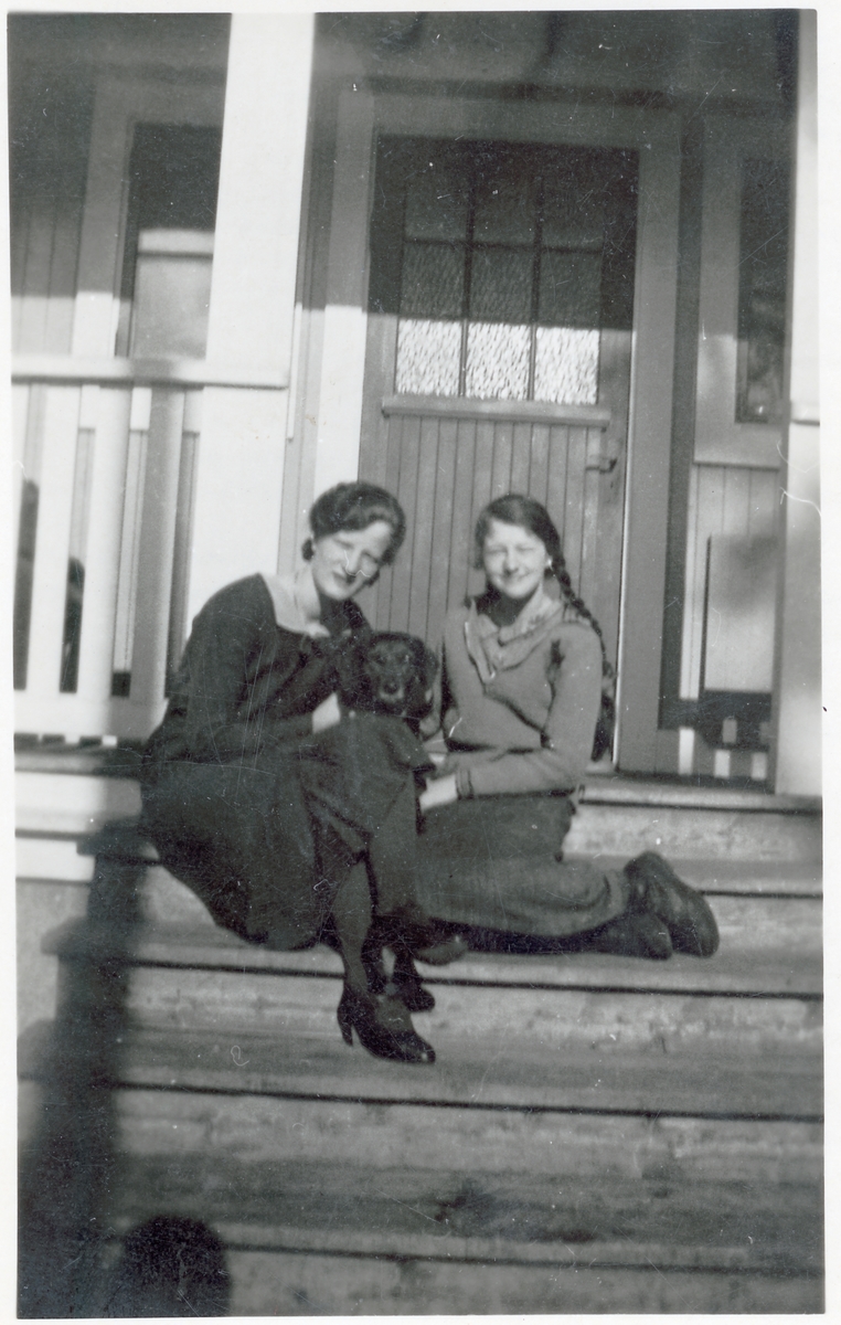 Syskonen Siri och Ingeborg med hund.