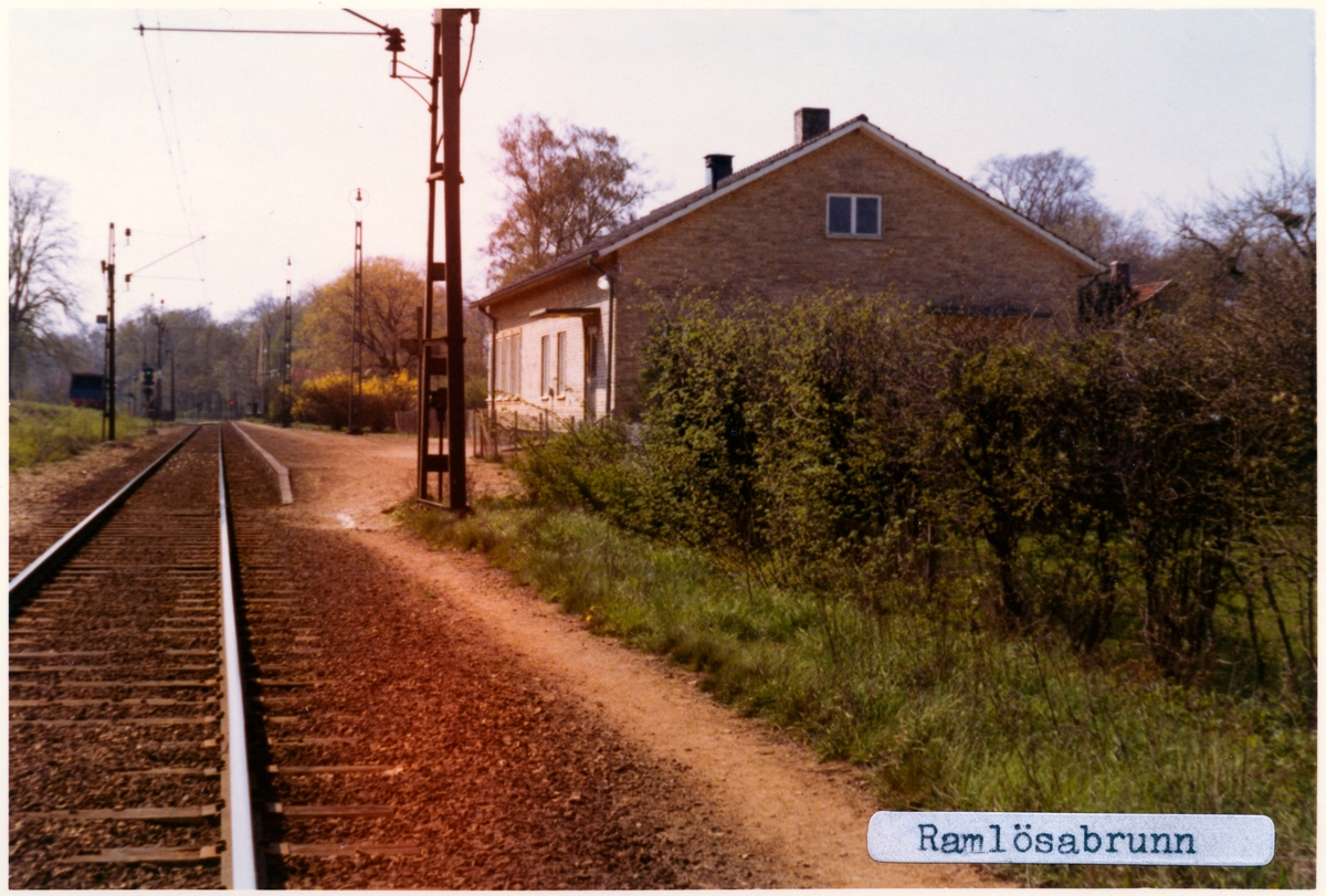 Stationen öppnad 1875, Till SJ 1940. Elektrifieringen kom 1943, Station ändrade namn till Ramlösabrunn 1910. En- och enhalvvånings stationshus i trä, 1960 byggdes en ny station.