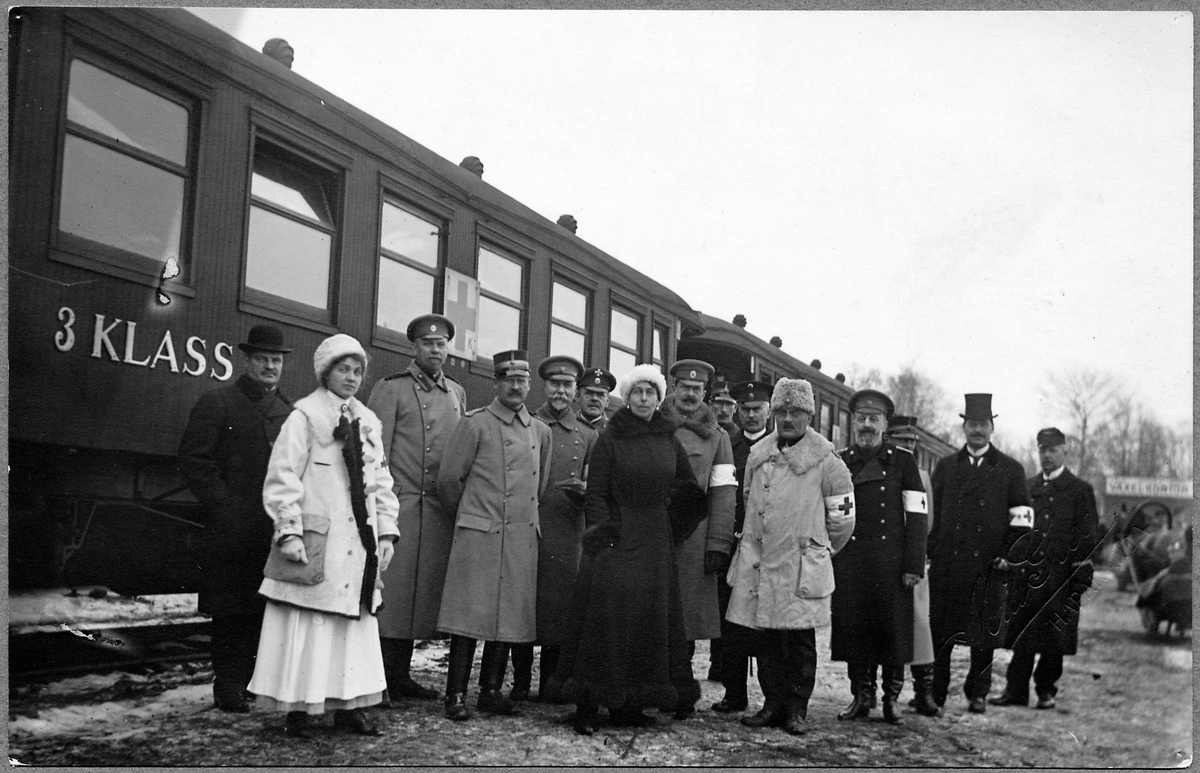 Sjukvårdspersonal intill ett invalidtåg i Hapranda under Första världskriget. I mitten av bilden i svart kappa står den ryska Storfurstinnan Victoria Feodorovna.