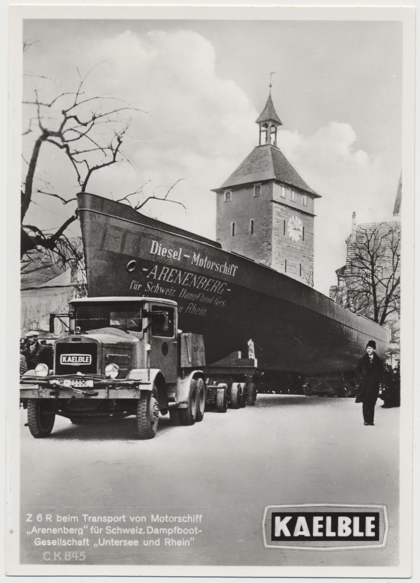 En Kaelble lastbil transporterar motorskeppet Arenenberg med trailer.