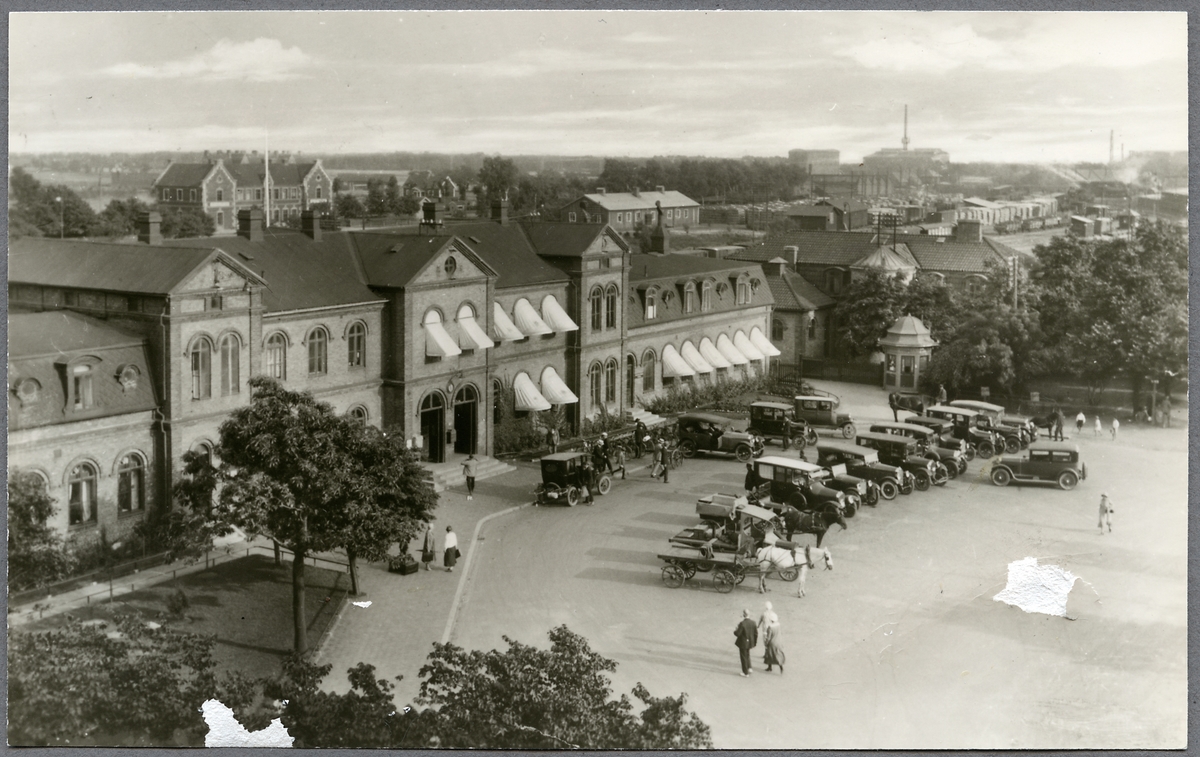 Fordon från 1910-1920 talet parkerade framför Halmstad station.