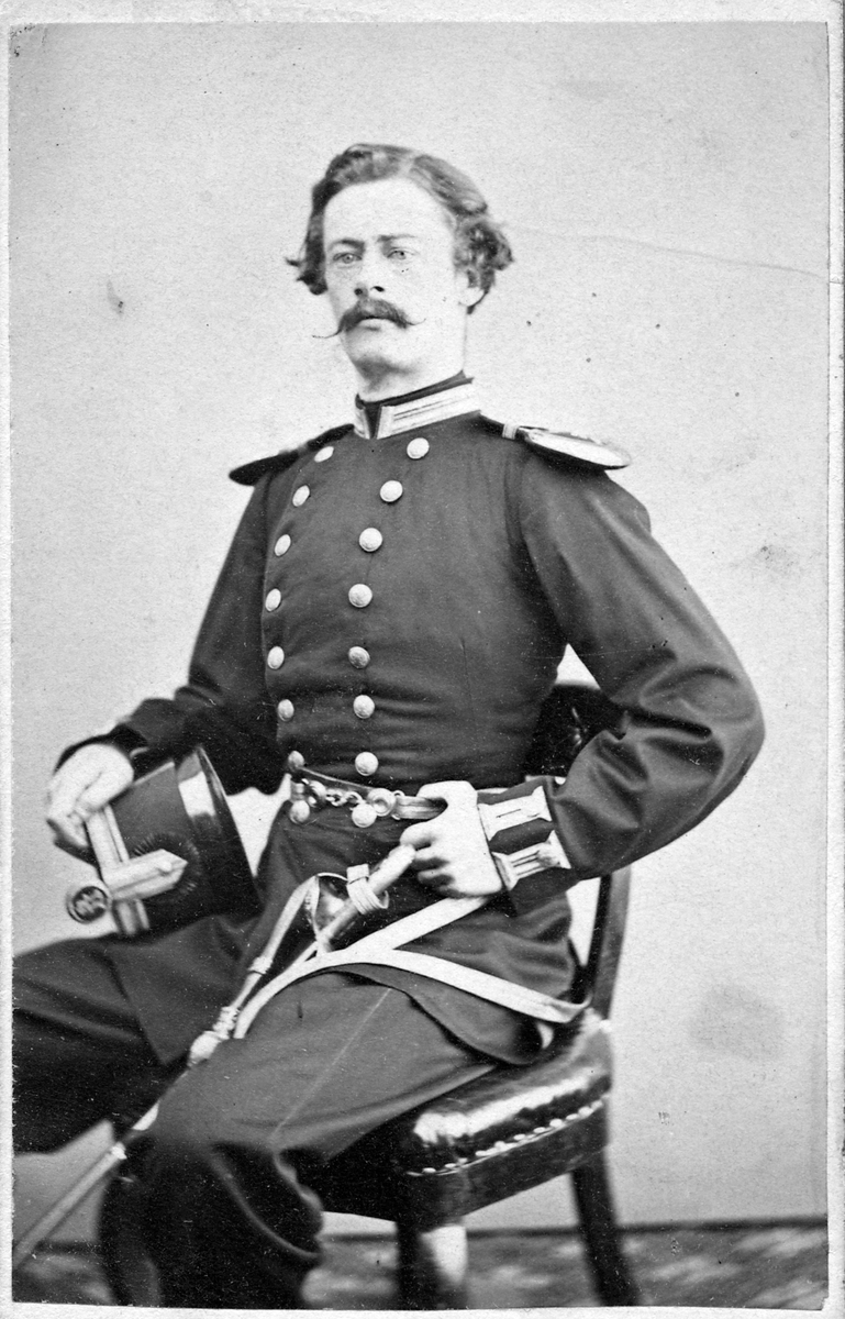 Löjtnanten och sedermera kaptenen Halvar Tisell född 1837, död 1915. Anställd vid Statens Järnvägars byggnader som nivellör 1860-1867 och därefter bokhållare 1867-1870.