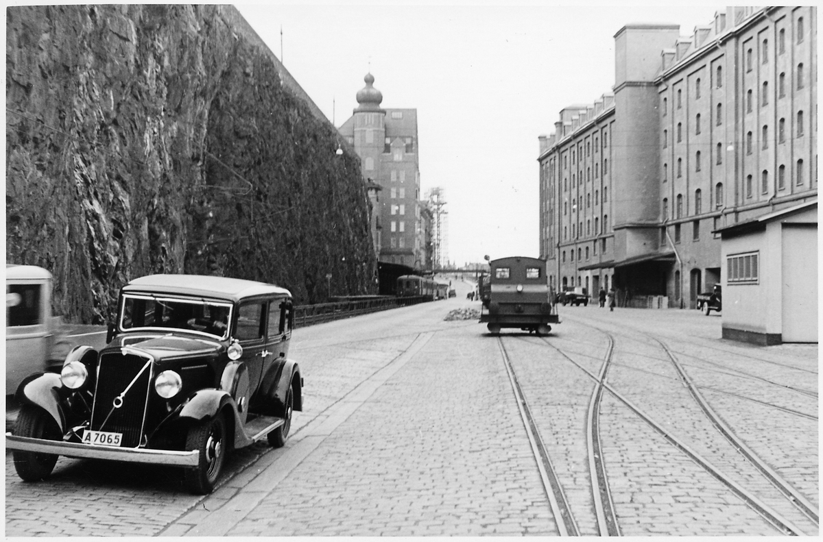 Saltsjöbanans station till vänster.